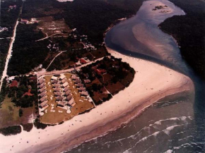 Casa em condomínio fechado de frente para o mar e ao lado do rio